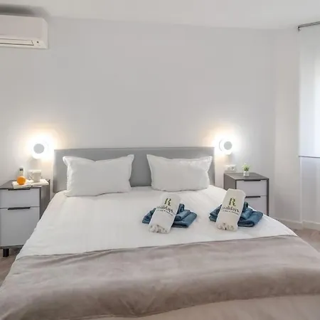 Apartment Near The Centre + Free Parking *